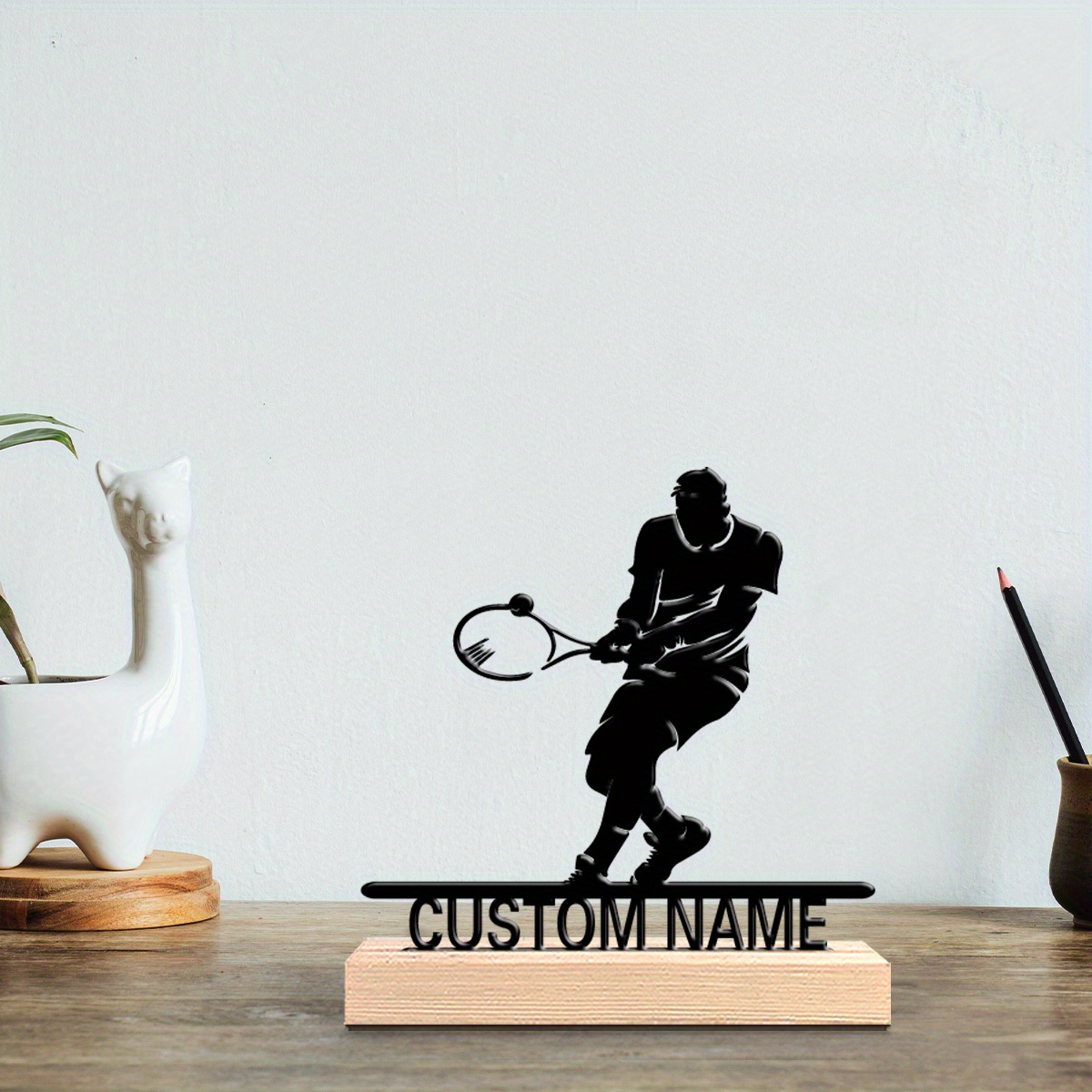 Home Decor Quirky - Personalisierte Tennisspieler-Metallstatue mit Holzsockel, individuelle Namens-Tischdekoration